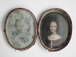 Miniatyrportätt från 1640-talet, påklädningsdocka, föreställande drottning Kristina. Till porträttet hör 13 glimmerskivor med påmålade dräktdelar, när de placeras ovanpå porträttet byter flickan kläde...