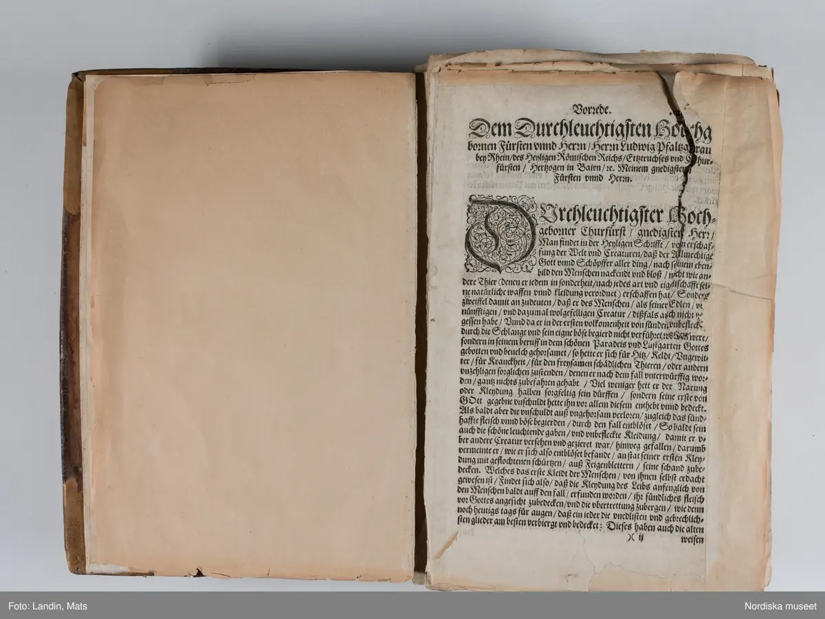 Bilder av och ur boken Trachtenbuch av Hans Weigel, tryckt 1577 i Nürnberg. Original i Nordiska museets bibliotek.

Habitvs Præcipvorvm Popvlorvm, Tam Virorvm Qvam fœminarum Singulari arte depicti.
Dräkt, dräktskick bilder från Europa, Afrika, Orienten och nya Amerika.