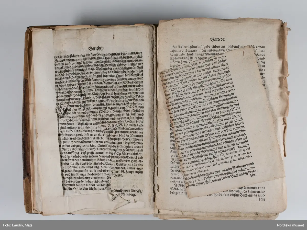 Bilder av och ur boken Trachtenbuch av Hans Weigel, tryckt 1577 i Nürnberg. Original i Nordiska museets bibliotek.

Habitvs Præcipvorvm Popvlorvm, Tam Virorvm Qvam fœminarum Singulari arte depicti.
Dräkt, dräktskick bilder från Europa, Afrika, Orienten och nya Amerika.