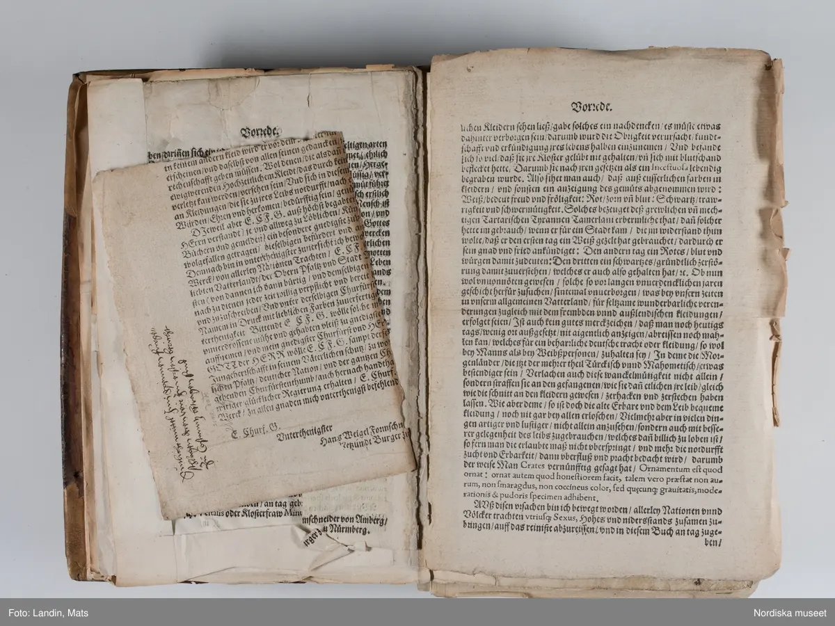 Bilder av och ur boken Trachtenbuch av Hans Weigel, tryckt 1577 i Nürnberg. Original i Nordiska museets bibliotek.

Habitvs Præcipvorvm Popvlorvm, Tam Virorvm Qvam fœminarum Singulari arte depicti.
Dräkt, dräktskick bilder från Europa, Afrika, Orienten och nya Amerika.