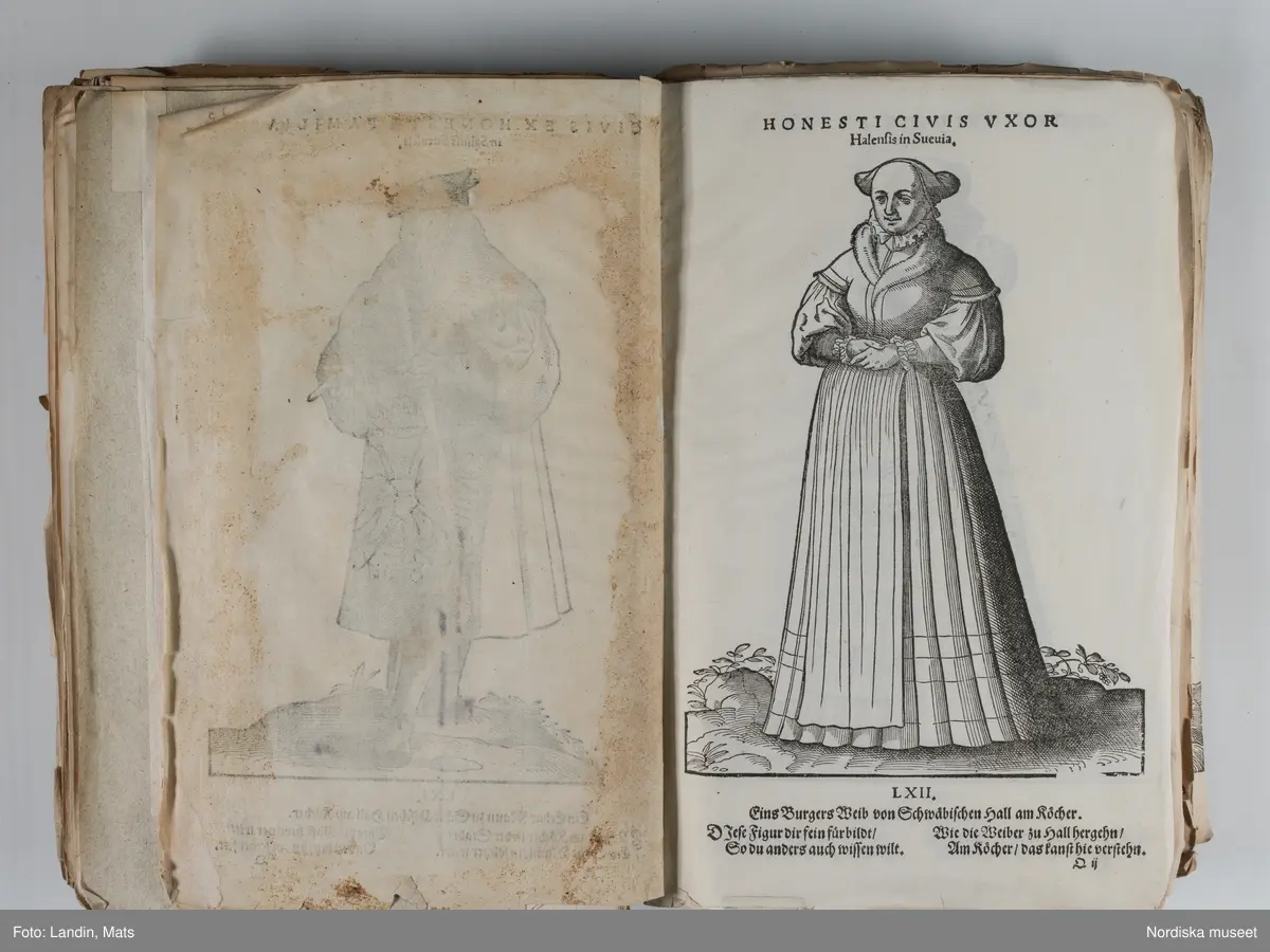 Bilder av och ur boken Trachtenbuch av Hans Weigel, tryckt 1577 i Nürnberg. Original i Nordiska museets bibliotek.

Habitvs Præcipvorvm Popvlorvm, Tam Virorvm Qvam fœminarum Singulari arte depicti.
Dräkt, dräktskick bilder från Europa, Afrika, Orienten och nya Amerika.
