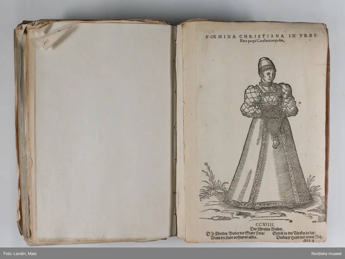 Bilder av och ur boken Trachtenbuch av Hans Weigel, tryckt 1577 i Nürnberg. Original i Nordiska museets bibliotek.

Habitvs Præcipvorvm Popvlorvm, Tam Virorvm Qvam fœminarum Singulari arte depicti.
Dräkt, dräktskick bilder från Europa, Afrika, Orienten och nya Amerika.