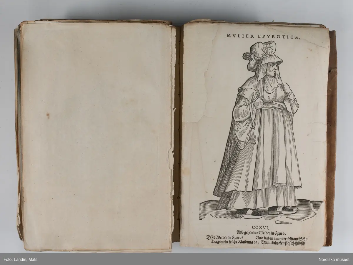 Bilder av och ur boken Trachtenbuch av Hans Weigel, tryckt 1577 i Nürnberg. Original i Nordiska museets bibliotek.

Habitvs Præcipvorvm Popvlorvm, Tam Virorvm Qvam fœminarum Singulari arte depicti.
Dräkt, dräktskick bilder från Europa, Afrika, Orienten och nya Amerika.