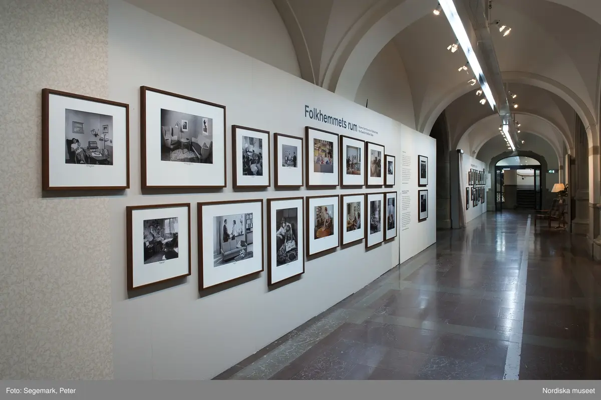 Nordiska museet Utställning Folkhemmets rum Vardagsrum
Folkhemmets rum är en serie om fem fotoutställningar där vardagsrummet, köket, sovrummet, badrummet och tvättstugan presenteras med bilder ur Nordiska museets rika  bildsamling. Från och med 28 augusti 2013 visas Vardagsrummet, med ett 30-tal fotografier av bland andra Karl Heinz Hernried, Erik Holmén och Karl Erik Granath.