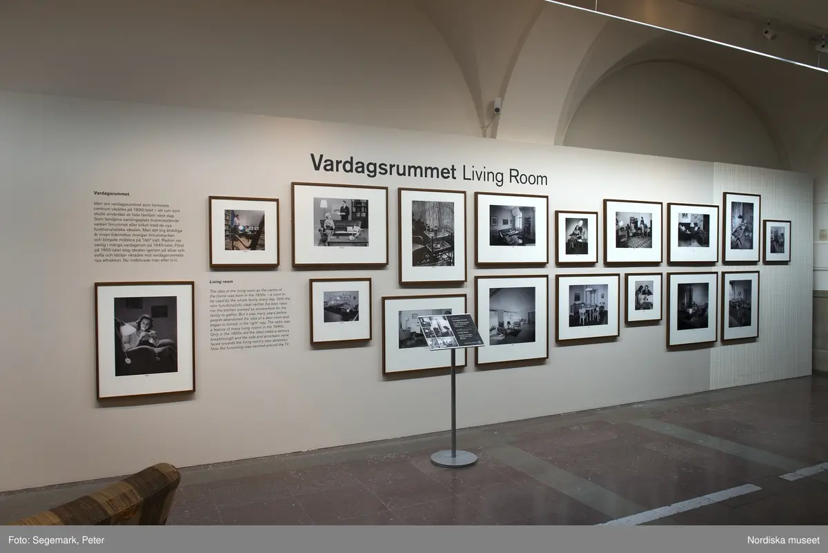 Nordiska museet Utställning Folkhemmets rum Vardagsrum
Folkhemmets rum är en serie om fem fotoutställningar där vardagsrummet, köket, sovrummet, badrummet och tvättstugan presenteras med bilder ur Nordiska museets rika  bildsamling. Från och med 28 augusti 2013 visas Vardagsrummet, med ett 30-tal fotografier av bland andra Karl Heinz Hernried, Erik Holmén och Karl Erik Granath.