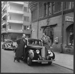 Författaren Stieg Trenter och fotografen KW Gullers vid en b