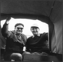 Författaren Stieg Trenter och fotografen KW Gullers i sittbr