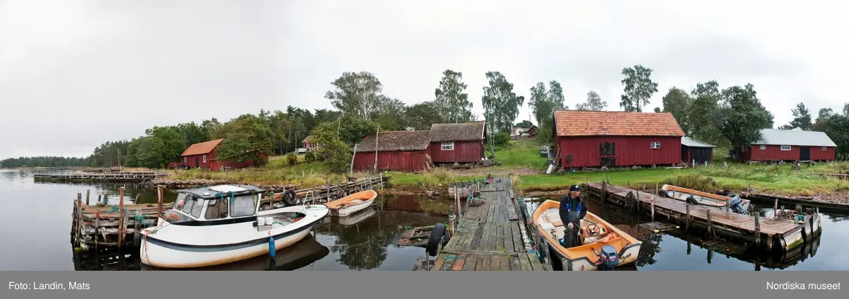 Runnö. Småland. Fiskeredskap. Tinor. Båtar. Fritidshus. Väderkvarn.  2010