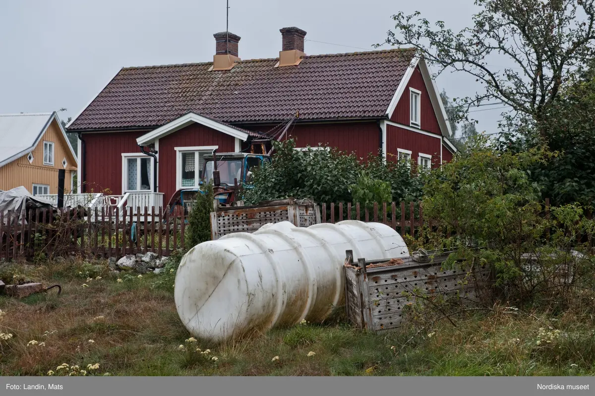 Runnö. Småland. Fiskeredskap. Tinor. Båtar. Fritidshus. Väderkvarn.  2010