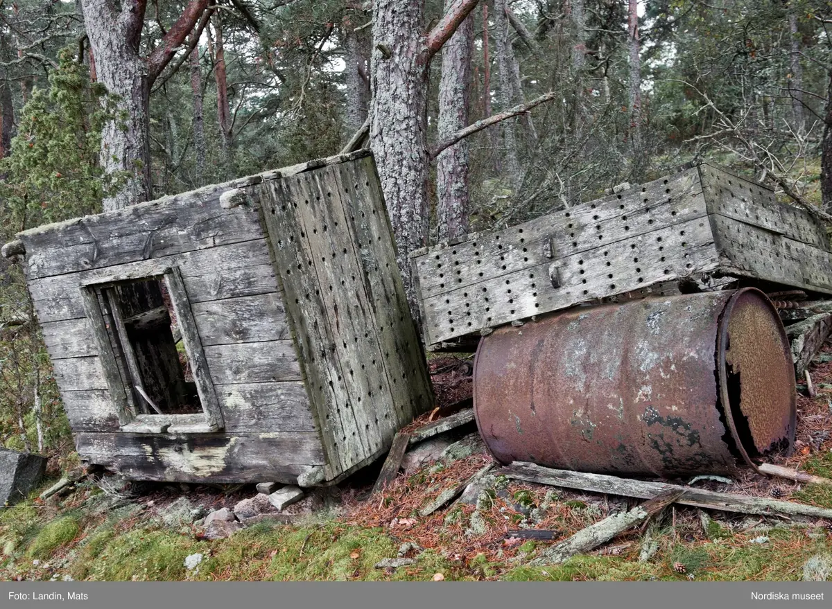 Runnö. Småland. Fiskeredskap. Tinor. Båtar. Fritidshus. Väderkvarn.  2010
