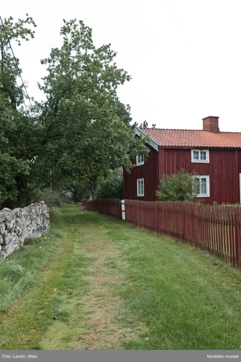 Runnö. Småland. Fiskeredskap. Tinor. Båtar. Fritidshus. Väderkvarn.  2010