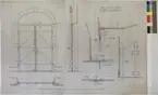 Ritning på väv över Nordiska museets huvudbyggnad. Stenomfattning med järndörrar mellan magasinet och föreläsningssalen. Elevation. Dörr och jordvåning. 59x 91,5 cm. Tusch, rött och blått. Linjalritning. Osignerad.