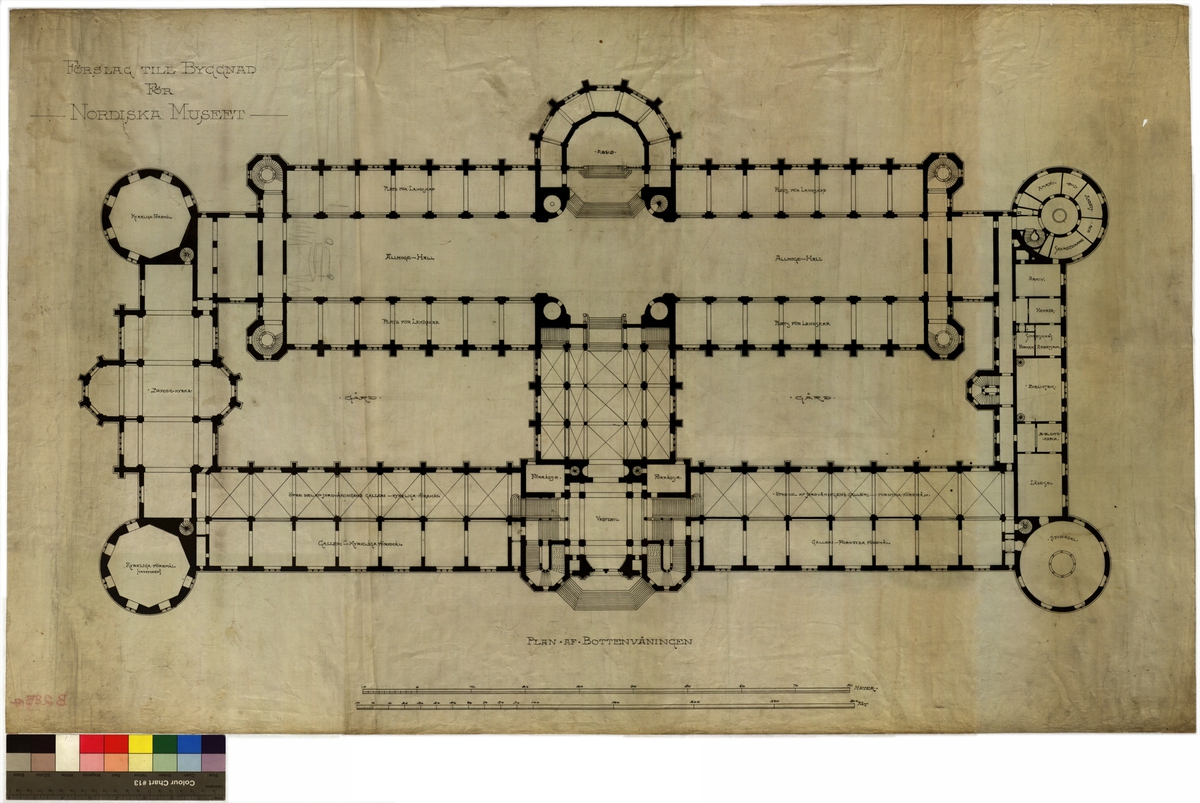 Ritning på väv över Nordiska museets huvudbyggnad. 
Förslag till byggnad för Nordiska museet. Plan över bottenvåningen.  Planritning, hallvåningen, entresolen.. 67,5x110 cm.Tusch. Linjalritning. Osignerad