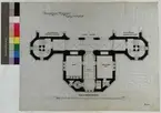 Ritning på väv över Nordiska museets huvudbyggnad. 
Kansliflygeln, plan över bottenvåningen. Planritning, kansliflygel, kansli 1 trappa. Tusch. Linjalritning. 