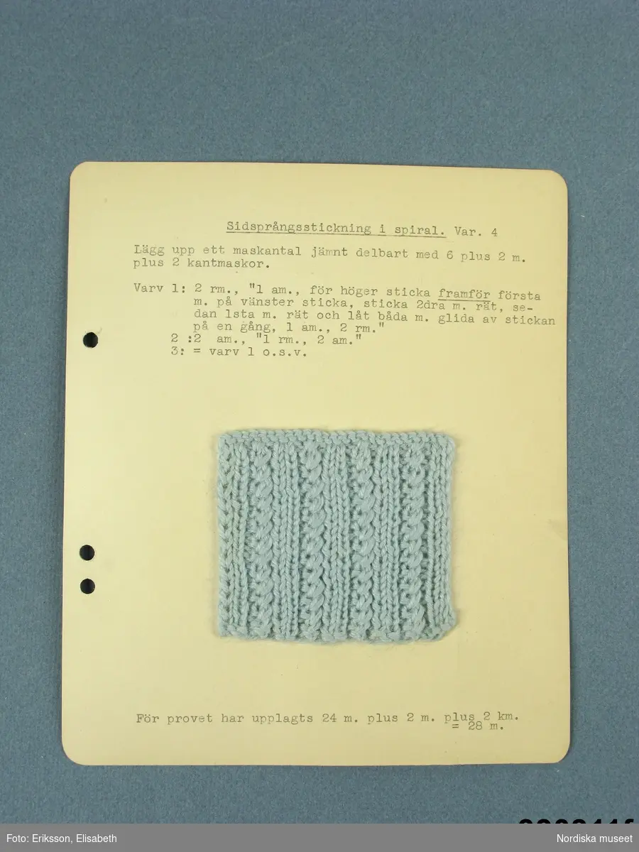 21 st provlappar med stickningsmönster litt. a - u
uppklistrade på kartong med maskinskriven stickbeskrivning till vart och ett.
Samtliga provlappar stickade i samma ljusblå ullgarn av typ babygarn.
Proverna utförda på stickkurs och har sedan samlats i pärm med uppdelning på skilda sticksätt. Bladen har före inmärkning i museet tagits ut ur pärmarna med bibehållen uppdelning.
Dessa prover låg under rubriken: 
Vridstickning II: Sidsprångsstickning
a. Rankstickning
b. Våffelmönster i "genomdragen" sidsprångsstickning
c. Sidsprångsstickning i spiral- Variation 1
d. Sidsprångsstickning i spiral - variation 2
e. Sidsprångsstickning i spiral - variation 3
f. Sidsprångsstickning i spiral - variation 4
g. Sidsprångsstickning i spiral- Var.
h. Sidsprångsstickning i spiral - Var.
i.Tät sidsåprångsstickning
j. Randig sidsprångsstickning - variation 1
k. Mönstrad sidsprångsstickning
l. Sidsprångsstickning - Var.
m.Tät sidsprångsstickning - Var.
n. Randig sidsprångsstickning - Variation 2
o. Randig sidsprångsstickning - Var.
p. Smockstickning
q. Spansk stickning
r.  Ax-stickning
s.Genombruten sidsprångsstickning
t. Genombruten sidsprångsstickning
u. Genombruten sidsprångsstickning. Bäddjacka
Alla korten är på baksidan stämplade: Tillhör Fru Elin Mechelsen, Höckertsvägen 30, Ängby 2.
/Berit Eldvik 2010-03 -11
