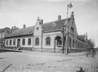 Konsul Gustav Smiths handelsgård i korsningen Algatan-Österbrogatan i kv Valfisken större. Här hade han bostad och kontor. Gården revs 1923. Här byggdes sedan Skytts sparbank.