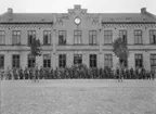 Första världskriget.  Landstormen står uppställda framför Centralskolan.