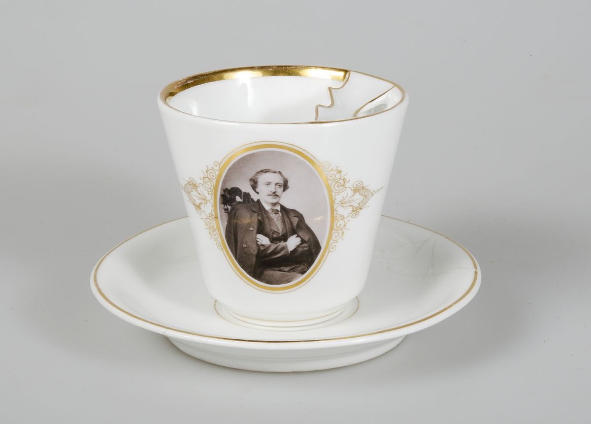 Oval guldram med fotografi, midjebild av sittande mustaschprydd man, vilken torde vara tobakshandlare C P Barowiak (1835-1911).