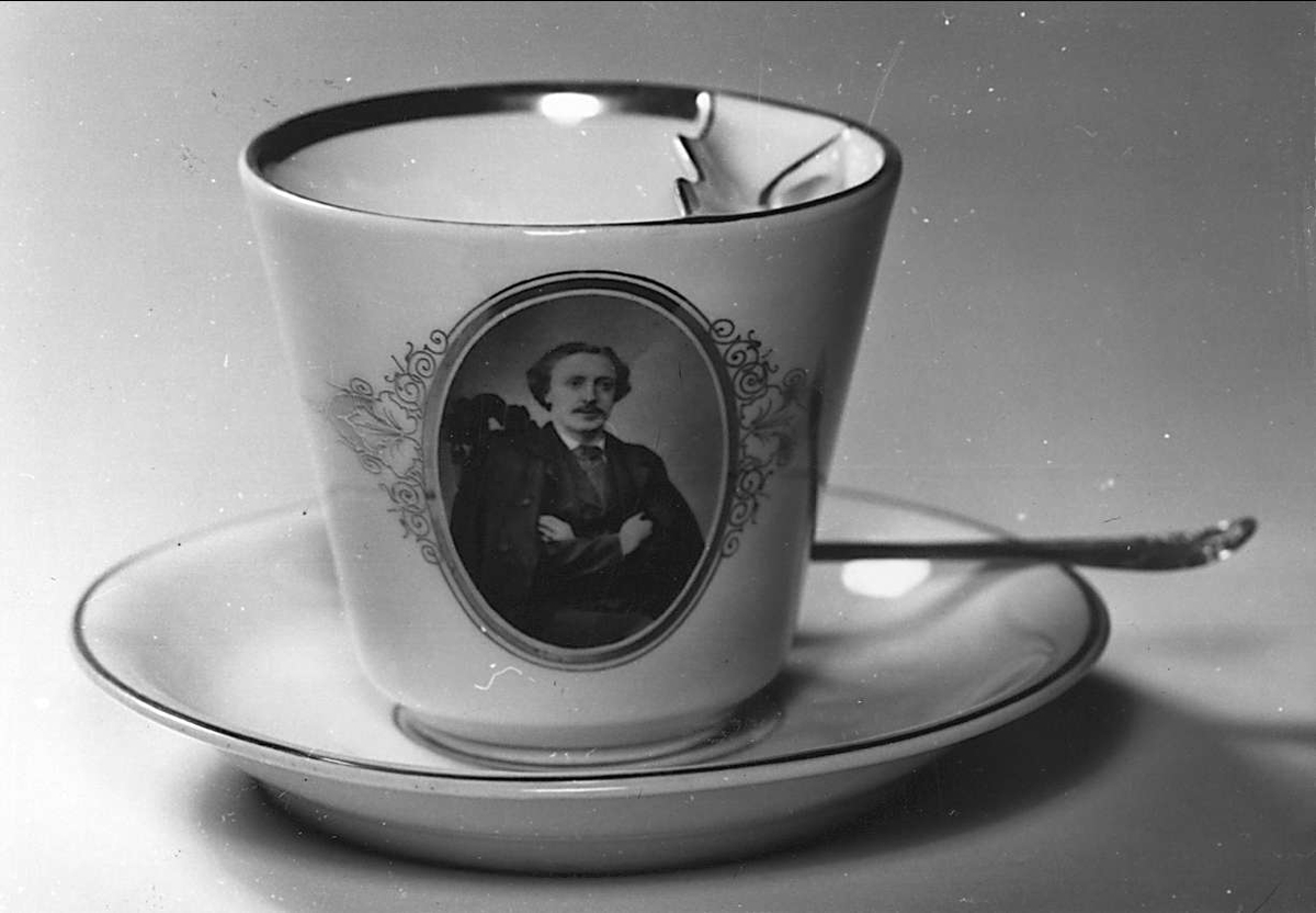 Oval guldram med fotografi, midjebild av sittande mustaschprydd man, vilken torde vara tobakshandlare C P Barowiak (1835-1911).
