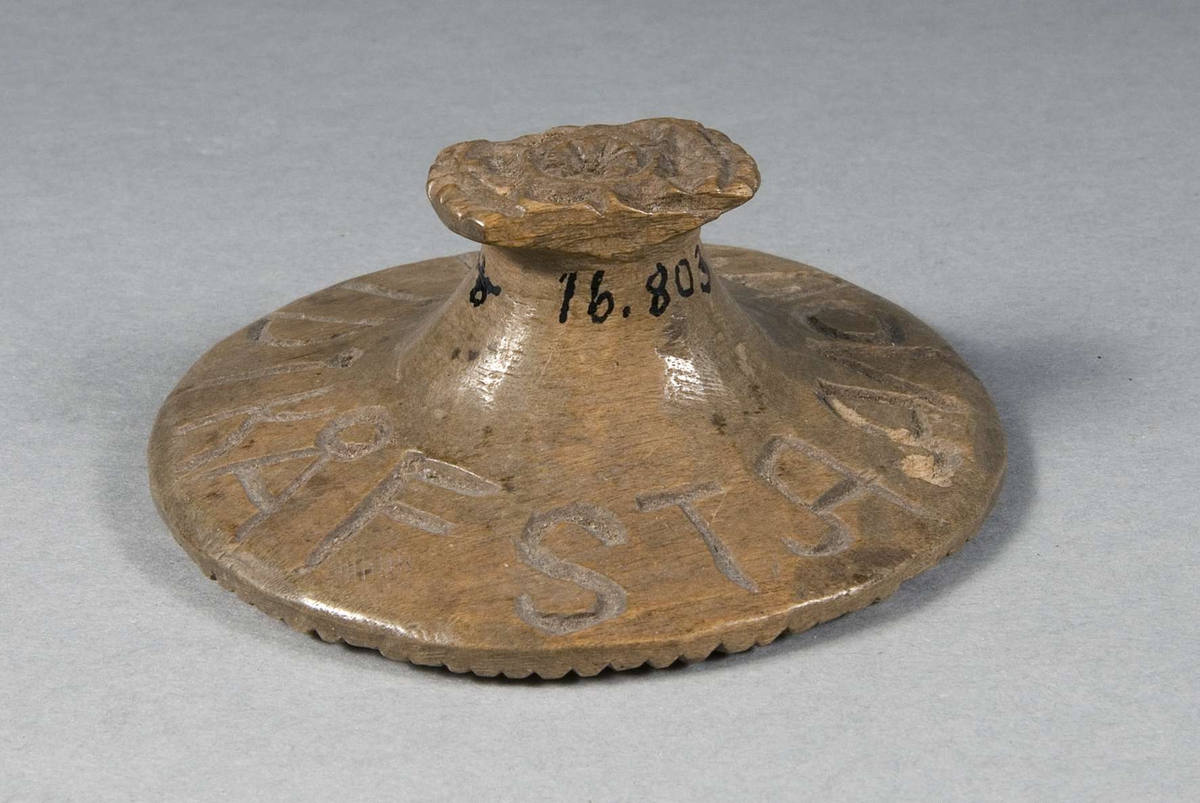 Messmörsstämpel av trä med  inskriften: AJD i Kåfsta Anno 1794.