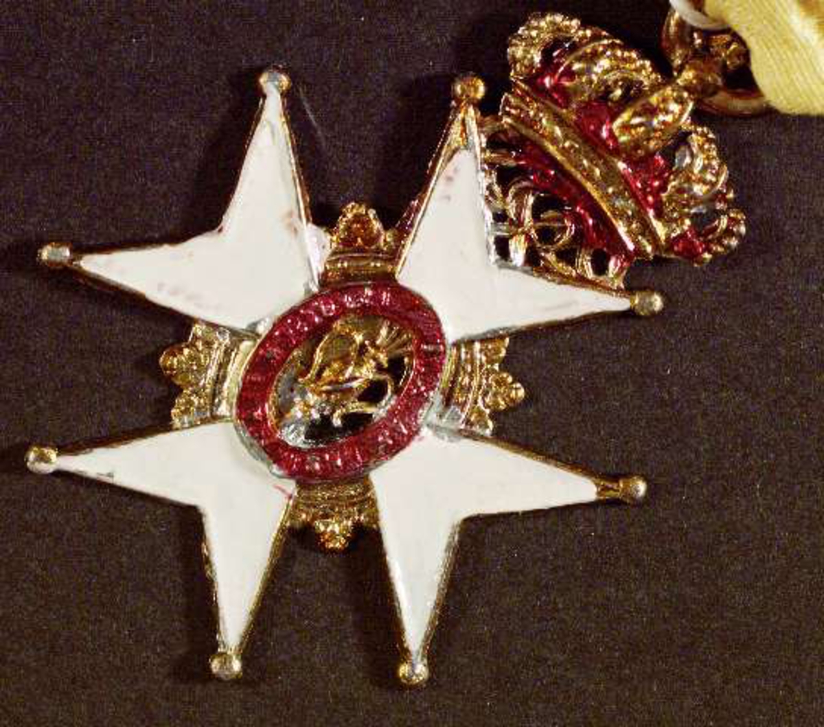Ordensimitation, Vasaorden, av metall. Målad i guld, vitt och rött. Gult sidenband.