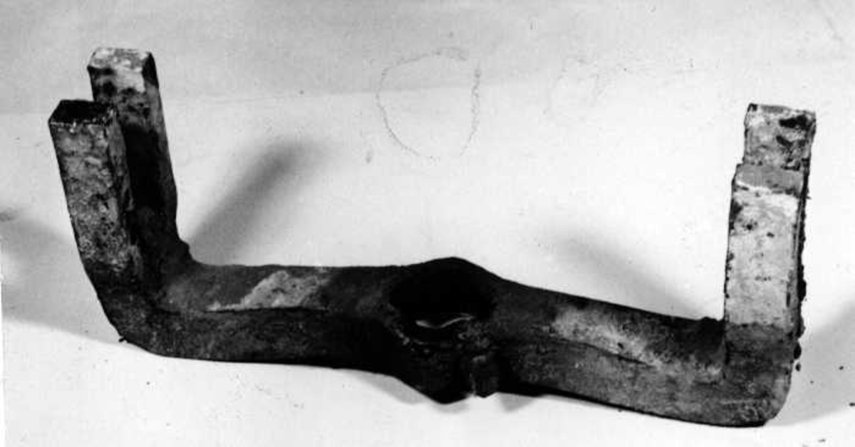 Löpare av granit, diam 50 cm, tjock 20 cm på järnaxel. Längd 100 cm.
Järnaxel med kugghjul av järn, längd 192 cm, diam 63 cm.
Lagerbox av sten, höjd 40 cm.
Träbjälke längd 47 cm, höjd 27 cm.
