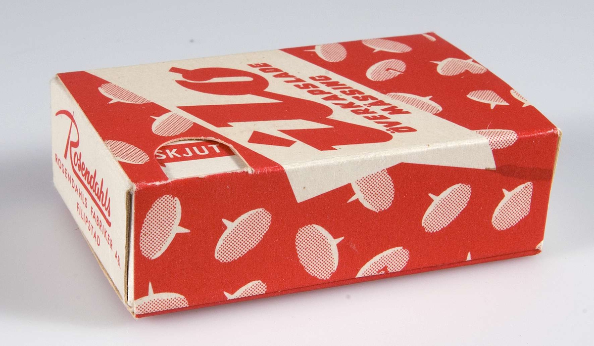 Skjutask av vit och röd papp med text: ilo, överkapslade, mässing, kvalitetsstiftet ilo, packat i praktisk "sparförpackning" till nytta för hem, kontor och ritsalar. Rosendahls fabriker AB, Filipstad.
Innehåller häftstift av mässing, se UM22316b.