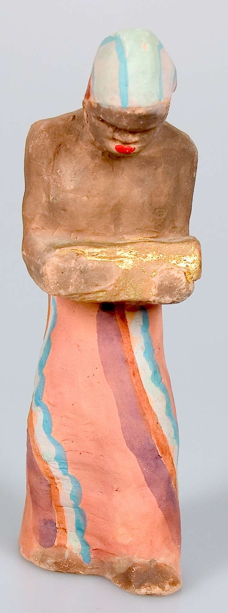 Tjugo lergodsfigurer till julkrubba. De flesta figurerna är märkta B-4252.
I gruppen ingår Maria med Jesusbarnet, Josef, tre vise män, herdar, människor med gåvor, änglar, får, en elefant och en kamel. Elefanten är till skillnad från de andra figurerna obränd. De flesta figurerna är målade. Maria med Jesusbarnet är målad i blått, rosa-lila och guld. De tre vise männen är målade i bland annat guld, grönt, blått och gult. Övriga figurer har en mer sober färgskala.
Figurerna har varierande mått. Den längste av de tre vise männen är 20,5 cm hög. De små änglarna är bara 8,5 cm höga.