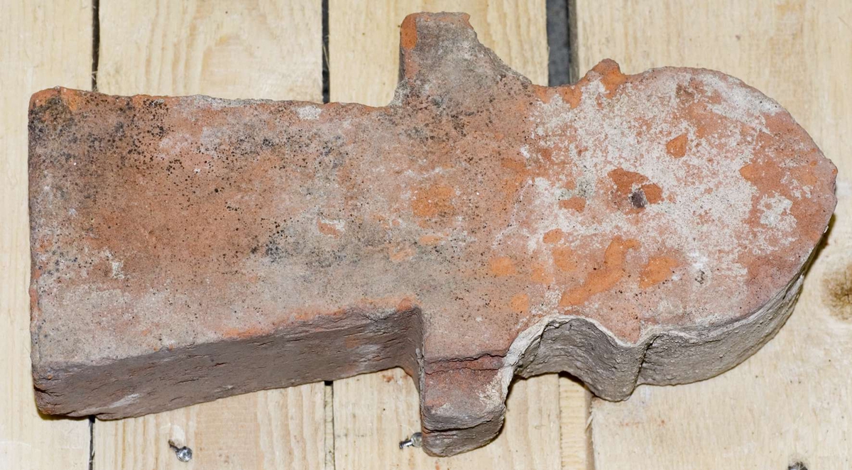 Fem hela formtegel och sex större fragment, rödbrännande lergods.