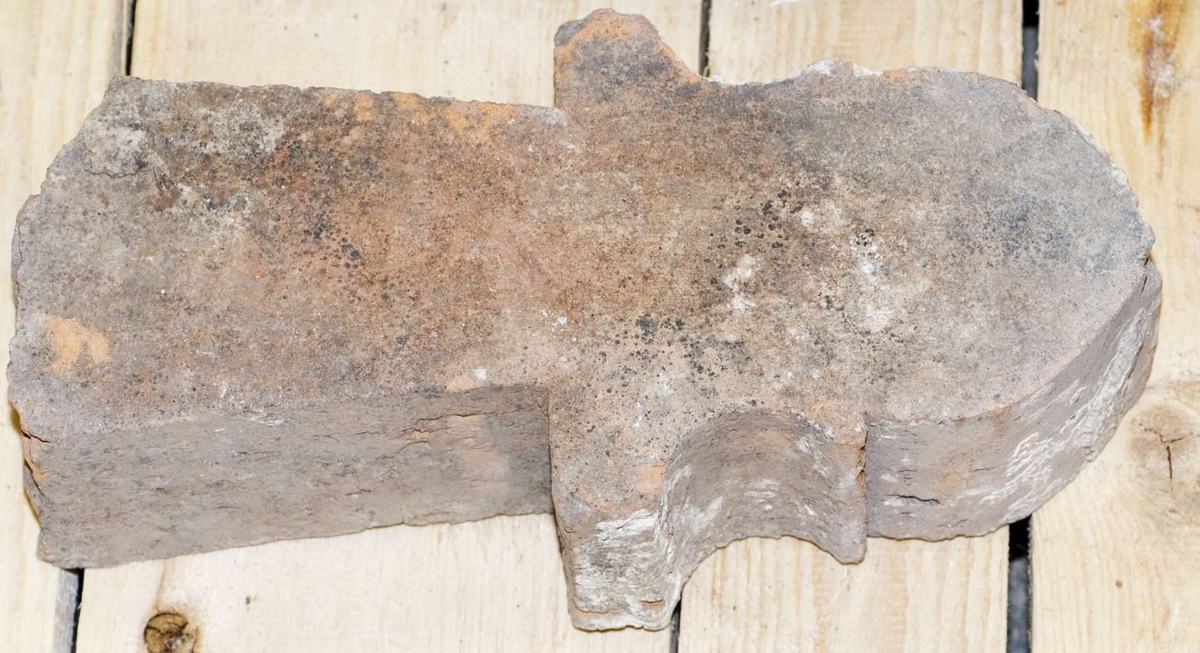 Fem hela formtegel och sex större fragment, rödbrännande lergods.