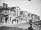 Vaksalagatan mot nordöst från Storgatan, Uppsala 1901 - 1902