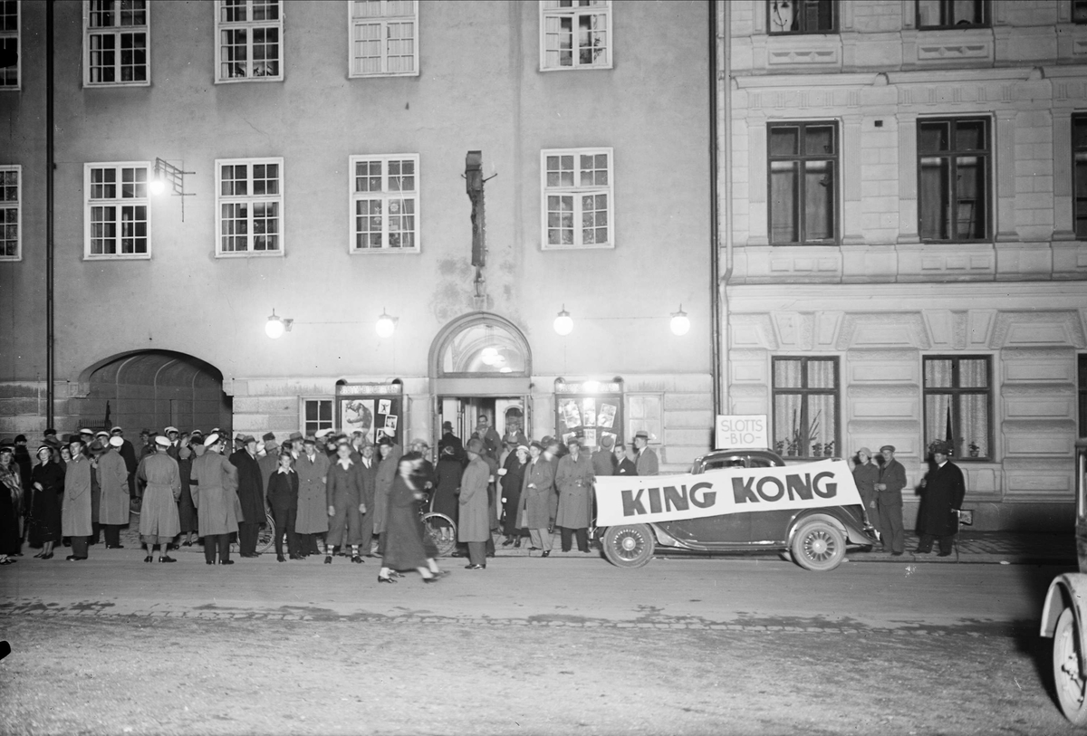 Biobesökare utanför Slottsbiografen, Nedre Slottsgatan 6, Uppsala 1933