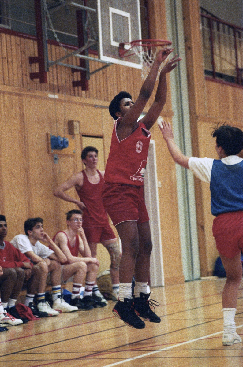 Tekleab Teame i basketmatch på Fyrisskolan, kvarteret Luthagsstranden, Uppsala 1992

