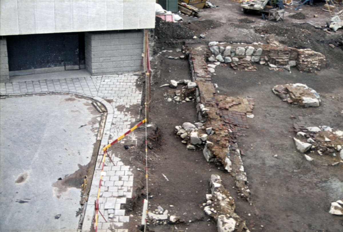 Arkeologisk undersökning av Franciskanklostret, kvarteret Torget, Uppsala 1971 - 1972. Norra sidoskeppet, från väster