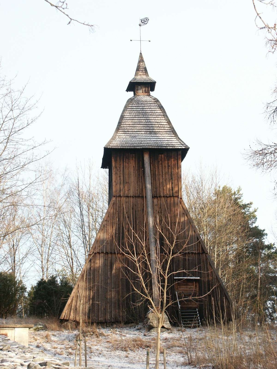 Klockstapeln vid Hjälsta kyrka, Hjälsta socken, Uppland januari 2003