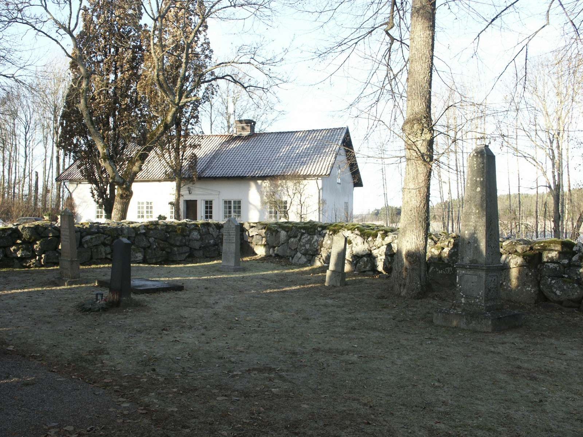 Kyrkogården vid Holms kyrka, Holms socken, Uppland december 2002