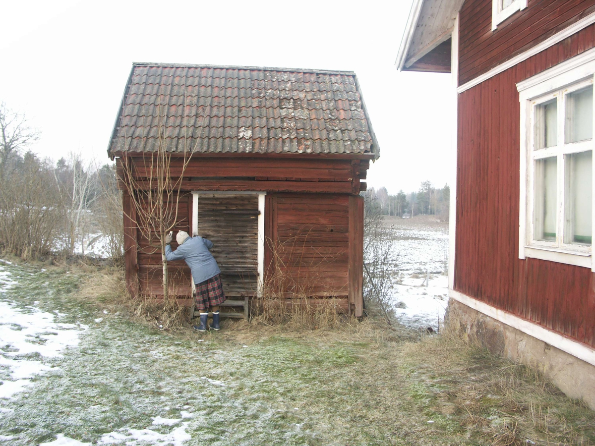 Överkragande enkelbod, Östra Ovanby, Ekeby socken, Uppland 2005