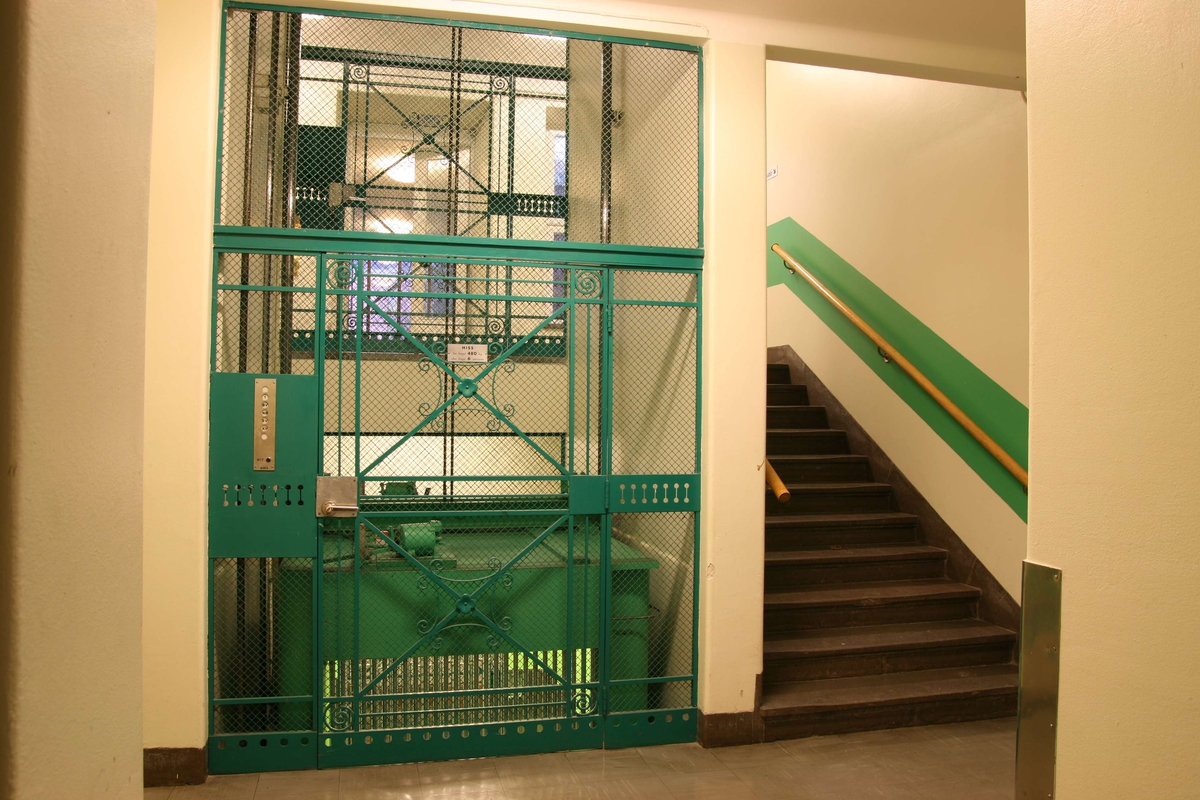 Akademiska sjukhuset, Uppsala 2008. Hiss i trapphuset till hus A4, f.d barnkliniken