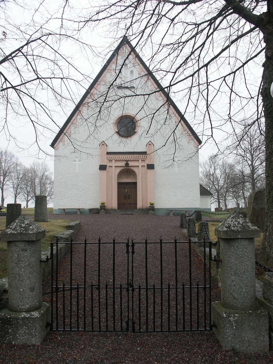 Entré med huggna granitstolpar och järngrind, Löts kyrka, Löts socken, Uppland 2004  