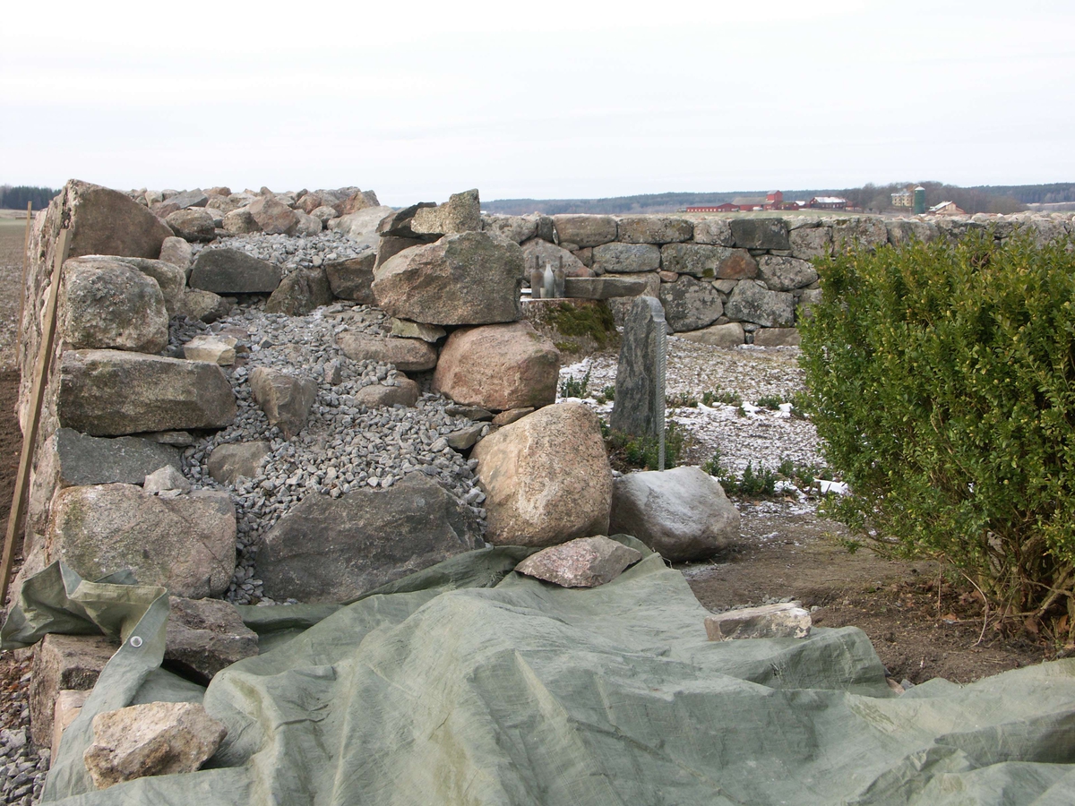 Omläggning av kyrkogårdsmuren vid Biskopskulla kyrka, Uppland 2007