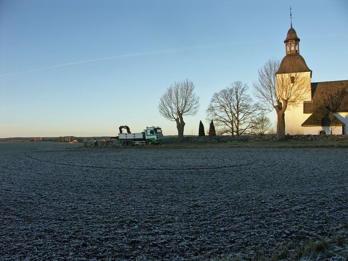 Omläggning av kyrkogårdsmuren vid Biskopskulla kyrka, Uppland 2007