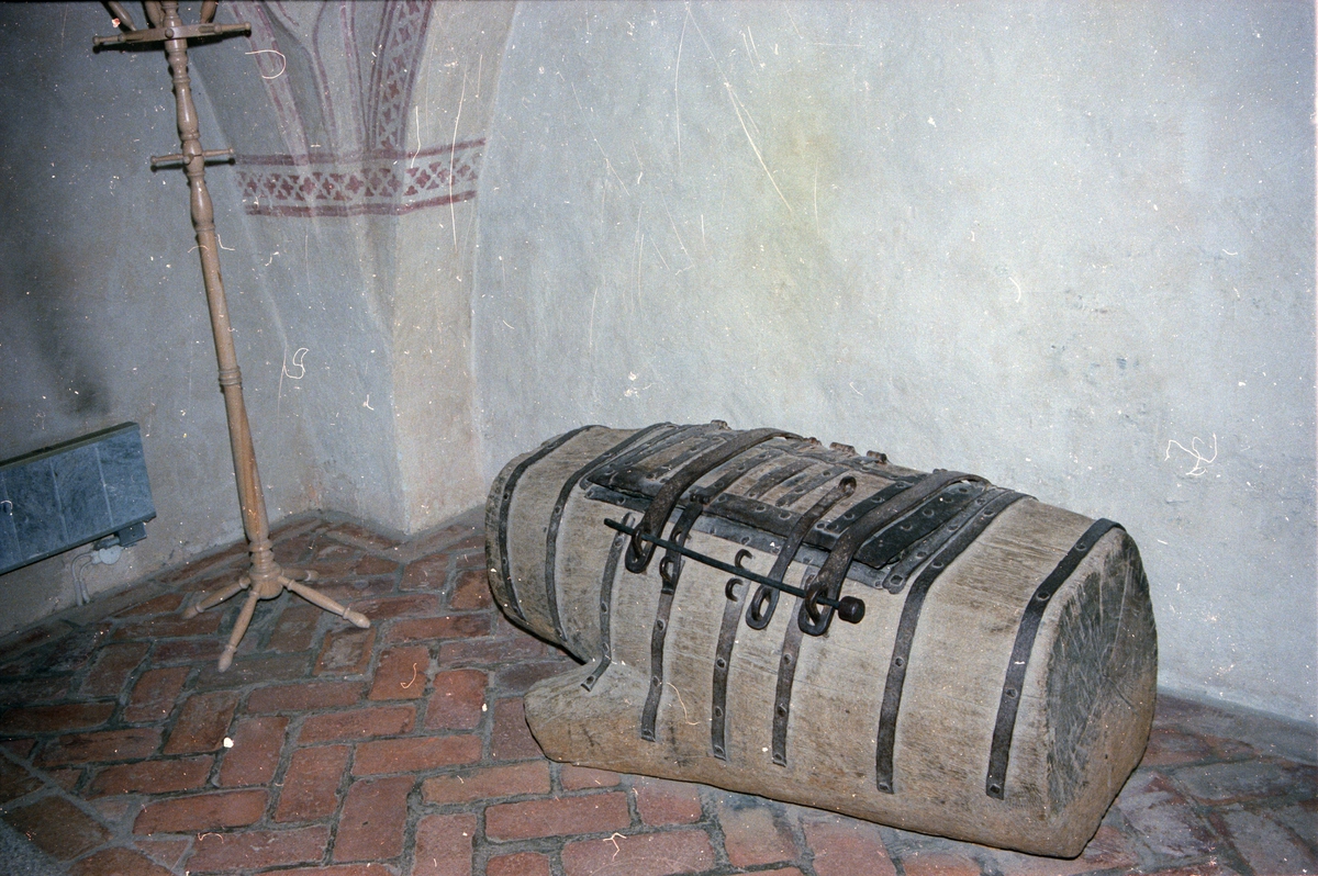 Interiör från Gamla Uppsala kyrka - Arkeologi Gamla Uppsala 1981