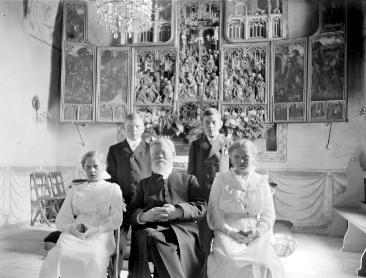 Konfirmander och präst i Villberga kyrka, Uppland 1917