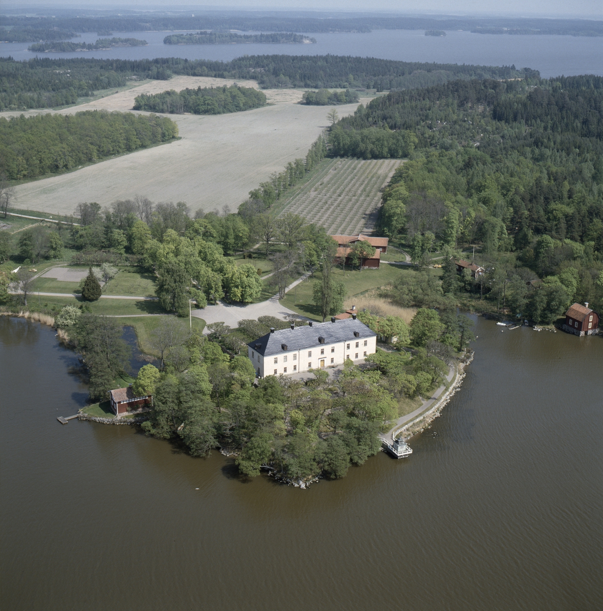 Vy över Grönsöö slott vid Mälaren, Kungs-Husby socken, Uppland, juni 1989