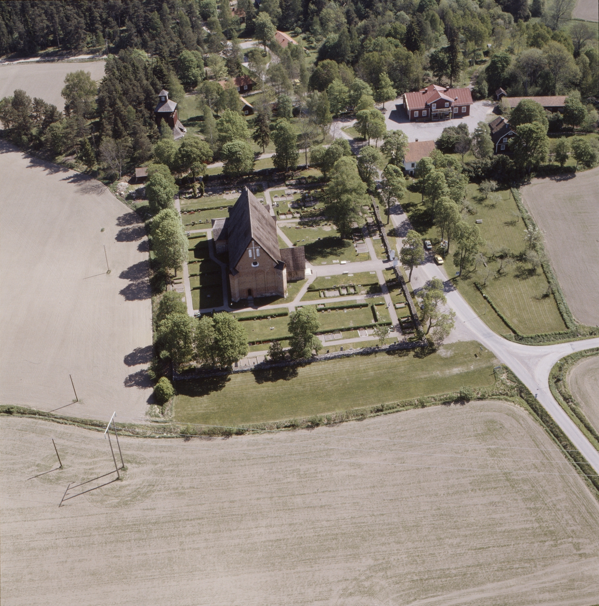 Vy över Tensta kyrka, Tensta socken, Uppland, juni 1989