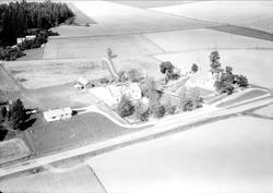 Flygfoto över Ramsta kyrka, Ramsta socken, Uppland 1958