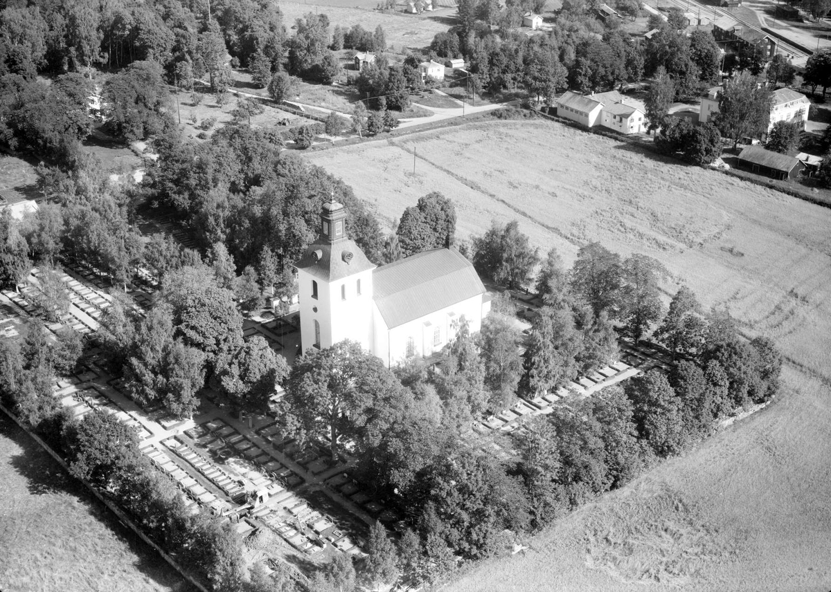 Flygfoto över Nora kyrka, Tärnsjö, Nora socken, Uppland 1958