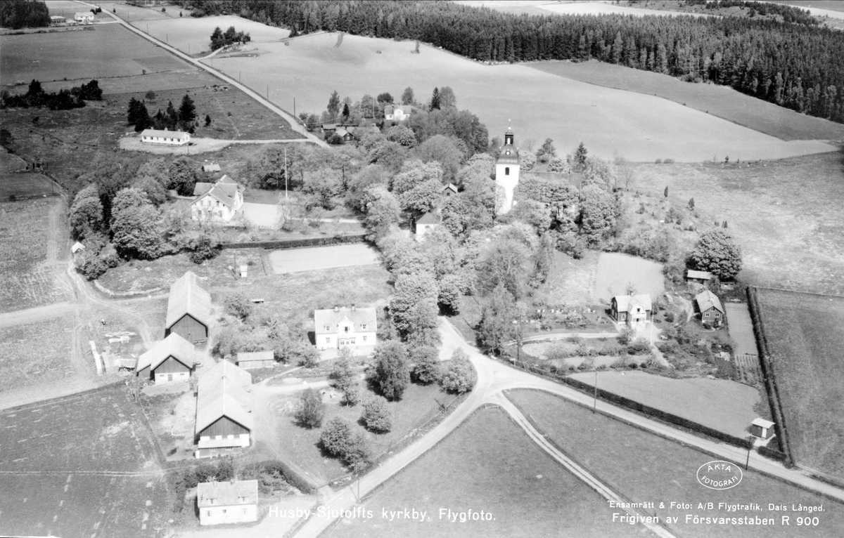 Flygfoto över Husby och Husby-Sjutolfts kyrka, Husby-Sjutolfts socken, Uppland 1955