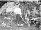 Olle Eklund med sina leksaker, Åby, Funbo socken, Uppland