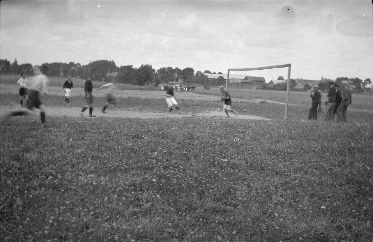 Österundas fotbollslag spelar seriematch. Målvakt Einar Eriksson